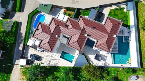 an overhead view of a house with red roof at Mi Casa in Vrdnik