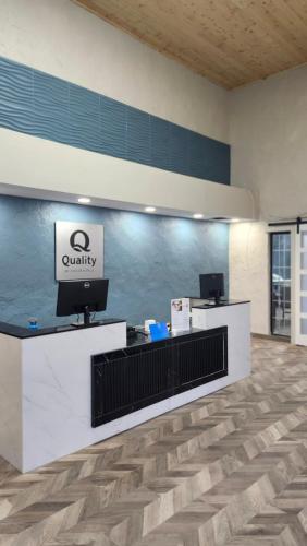Lobi atau kawasan kaunter penerimaan di Quality Inn