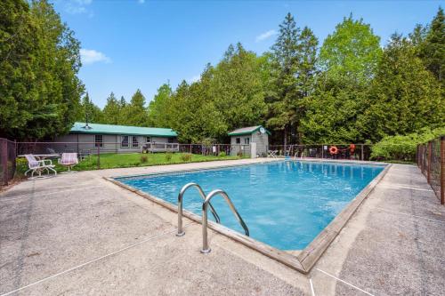 Πισίνα στο ή κοντά στο Rustic Bruce Retreat With Pool!