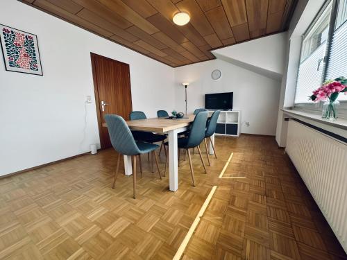 a dining room with a table and chairs at sleepWELL-Horstmar II Zentral & Komfort in Horstmar