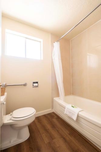 Ein Badezimmer in der Unterkunft Astoria Crest Hotel