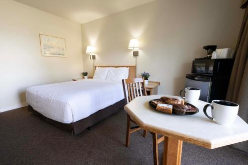 Ein Bett oder Betten in einem Zimmer der Unterkunft Astoria Crest Hotel