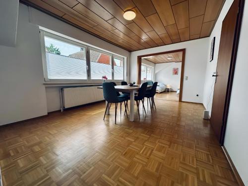 a dining room with a table and chairs at sleepWELL-Horstmar II Zentral & Komfort in Horstmar