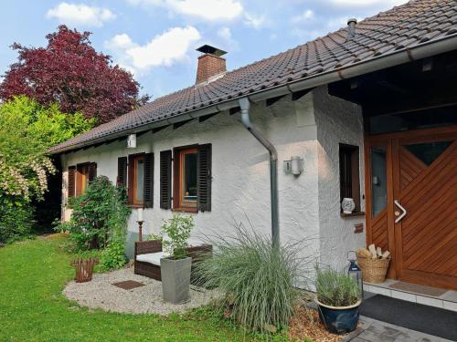 a small white house with a wooden door at Ferienhaus am Spiegelberg in Lemgo in Lemgo
