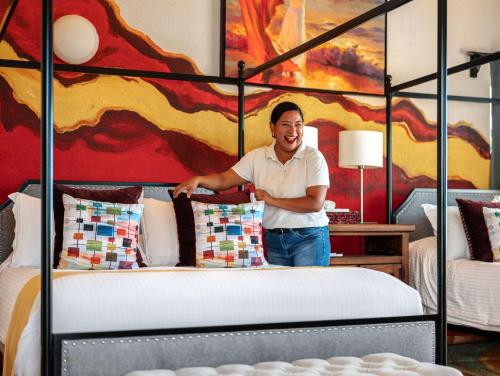 En eller flere senge i et værelse på Elegant Hacienda Villa for 20, Ocean Views, Pool