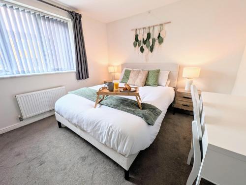 una camera da letto con un letto e un tavolo sopra di Steps from O2 Apollo, Ox road a Manchester
