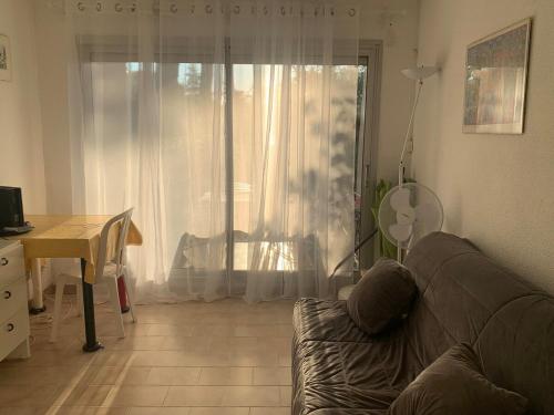 Photo de la galerie de l'établissement Antibes, Agreable appartement familiale en Rez de Jardin -2 piscines&tennis, à Antibes