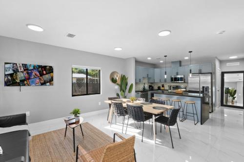 a kitchen and dining room with a table and chairs at Amazing Townhouse w Free Parking in Miami