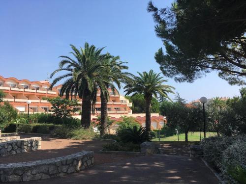 Photo de la galerie de l'établissement Antibes, Agreable appartement familiale en Rez de Jardin -2 piscines&tennis, à Antibes