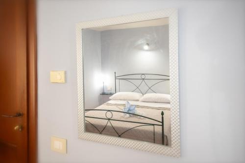 a mirror reflection of a bed in a room at La casetta affittacamere in Bevagna