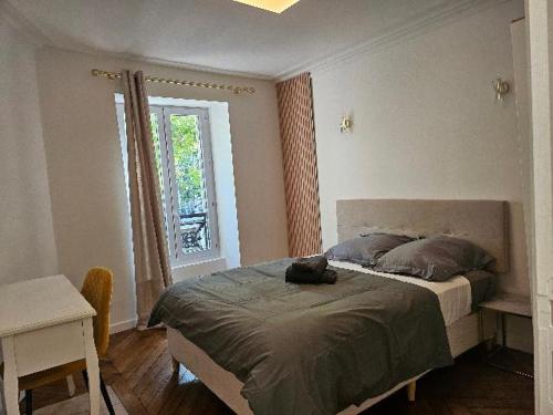 une chambre avec un lit avec un animal en peluche dessus dans l'établissement Superbe appartement entier, 2 chambres, à Paris