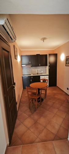 a dining room with a table and a kitchen at Palazzo Cafarelli in Laureana Cilento