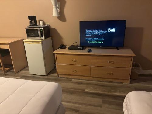 TV a/nebo společenská místnost v ubytování The Bridgewater Hotel