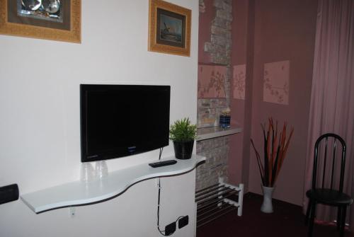 Una televisión o centro de entretenimiento en Hotel Giannina