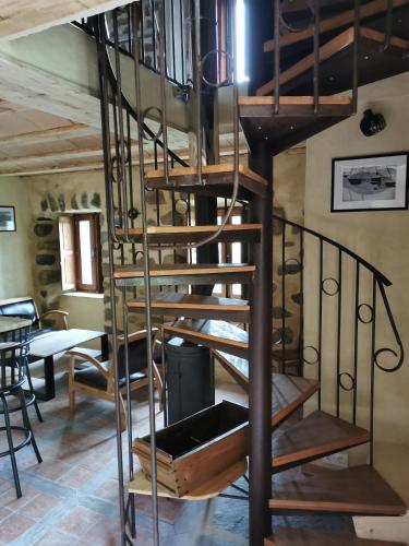 a spiral staircase in a room with a table at la pause nature in Saint-Martial
