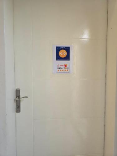 a white door with a sign on it at ملحق فخم جداً بمدخل وسطح مستقلين قرب لافندا بارك in Abha