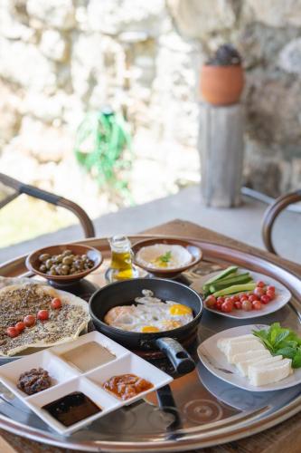 un vassoio pieno di diversi tipi di cibo su un tavolo di Abou El Joun - Batroun a Batroûn