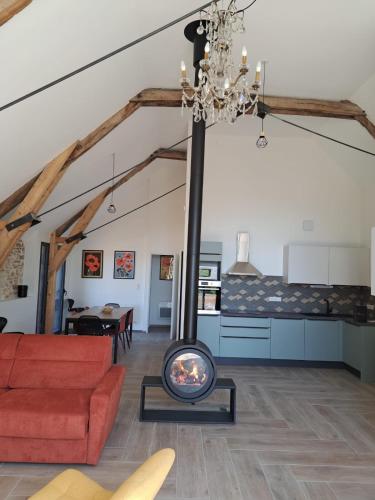 - un salon avec un canapé rouge et une cheminée dans l'établissement Grange La Roca Masia, à Assier