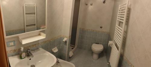 Ένα μπάνιο στο Moka Rooms and Flats