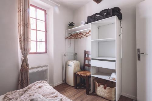 une chambre avec un lit, un miroir et une fenêtre dans l'établissement Le Provençal Apartment, Cozy, Quiet, Warm, à La Garde-Freinet