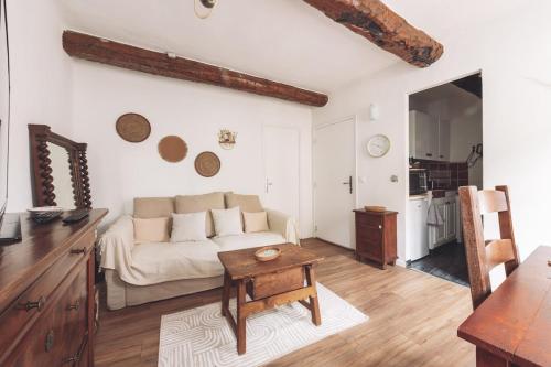 un salon avec un canapé et une table dans l'établissement Le Provençal Apartment, Cozy, Quiet, Warm, à La Garde-Freinet