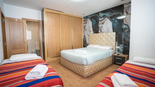 une chambre avec deux lits et un tableau au mur dans l'établissement Casa Brava, à Alicante