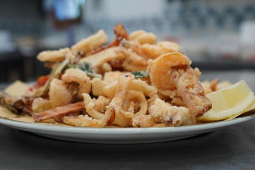 a plate of shrimp with a slice of lemon at Locanda 19 al paradiso in Mirano