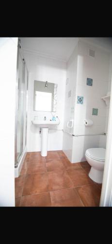 Ένα μπάνιο στο Habitaciones Taberna de Mauro