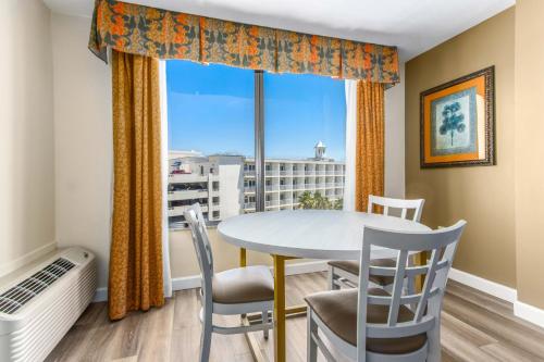 a dining room with a table and chairs and a window at Holiday Inn & Suites Clearwater Beach by IHG in Clearwater Beach