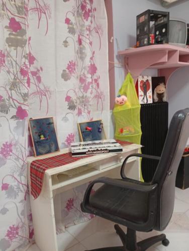 a desk with a computer and a chair in a room at Kiato Rooftop Garden Apartment in Kiáton