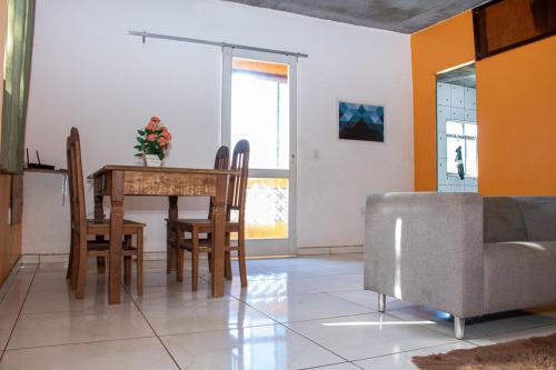 里约热内卢Hostel Vidigal TPrysthon的带桌椅和沙发的客厅