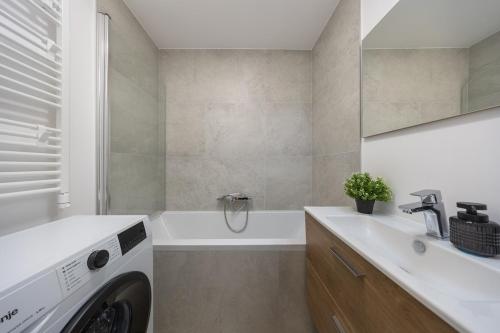 Fotografie z fotogalerie ubytování Medená Luxe Residence - 2BR Old Town & Bratislava v destinaci Bratislava