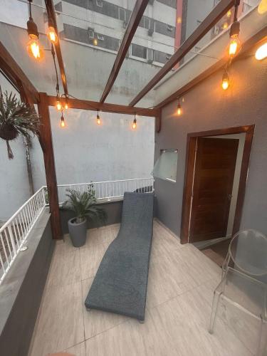 an empty lobby with a bench and a door at RCM Vilas - Casa Descolada in Joinville