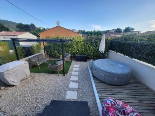 un patio avec un matelas et un gazebo dans l'établissement Mas du Magaou Pres de Marseille, Cassis, Aix-en-Provence, à Auriol