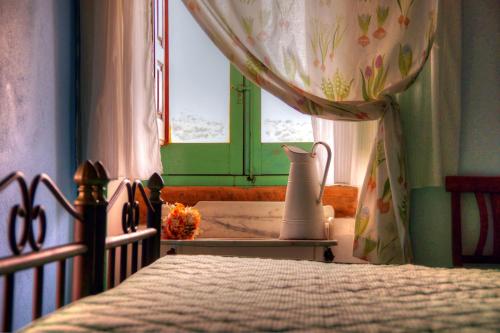 a bedroom with a bed and a window at Le Querce di Cota in Troina