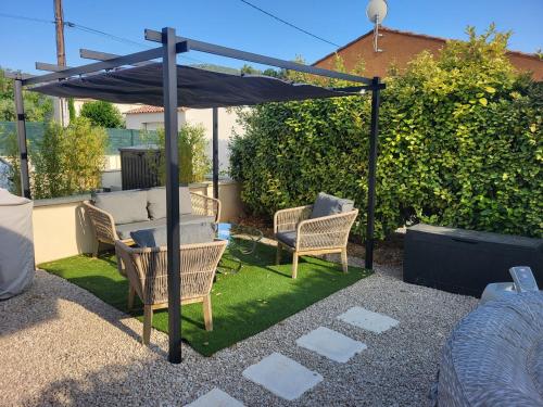 - un kiosque avec des chaises et une table sur la terrasse dans l'établissement Mas du Magaou Pres de Marseille, Cassis, Aix-en-Provence, à Auriol