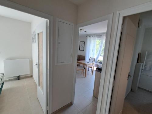 Φωτογραφία από το άλμπουμ του Le 7 - Appartement 2 pièces au calme en bord de rivière, wifi et parking privé gratuit σε Μοντελιμάρ