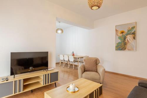 Cosy 2-Bedroom Apartment, 10 Minutes from the Beach