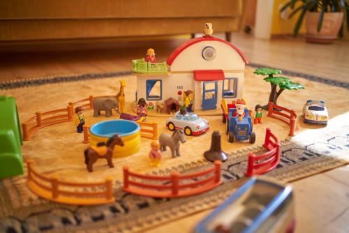 a toy model of a toy zoo with people and animals at Ferienhaus am Spiegelberg in Lemgo in Lemgo