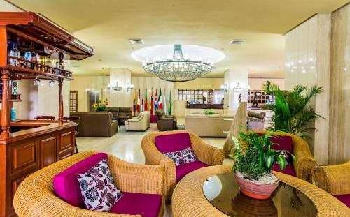 a living room with chairs and a chandelier at Hotel Olé Caribe in Macuto
