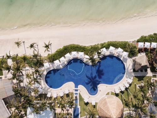 una vista aérea de la piscina del resort en Paraiso de la Bonita Adult All-Inclusive, a Luxury Collection Resort, en Puerto Morelos