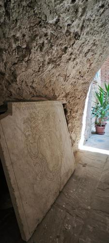 a stone wall with a door with a design on it at Palazzo Cafarelli in Laureana Cilento