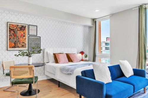 Χώρος καθιστικού στο Luxe Studio with City Views - Near Fishtown