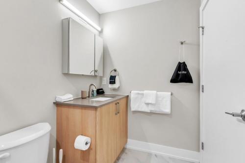 Ένα μπάνιο στο Luxe Studio with City Views - Near Fishtown