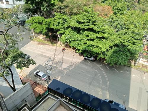 an overhead view of a parking lot with cars parked at Hotel Rulay Medellin in Medellín