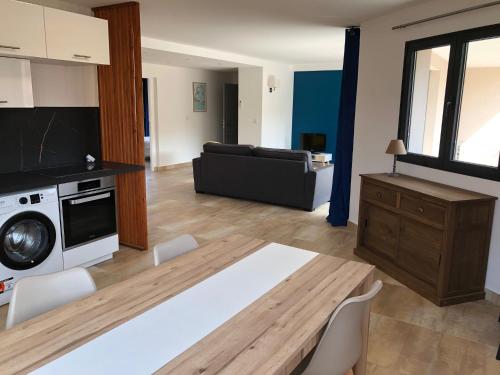 un salon avec un canapé et une table dans l'établissement Le Saint-Joseph, à Fréjus