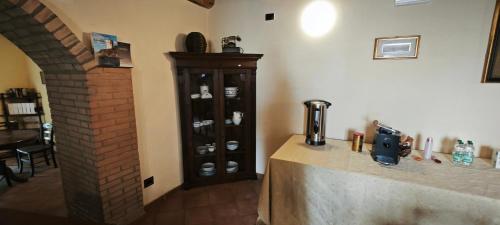 a room with a counter and aacistacistacistacist at Palazzo Cafarelli in Laureana Cilento
