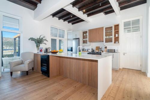 Dapur atau dapur kecil di By The Sea Villa on Kalk Bays Ocean Edge