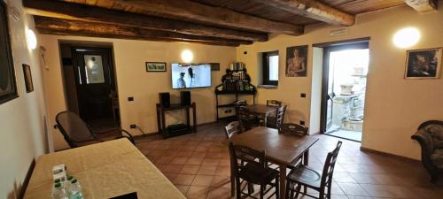 a dining room with a table and chairs in a room at Palazzo Cafarelli in Laureana Cilento
