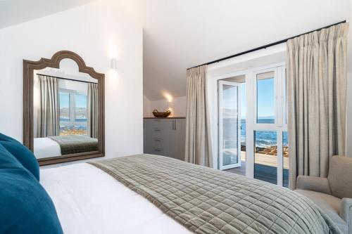 Katil atau katil-katil dalam bilik di By The Sea Villa on Kalk Bays Ocean Edge